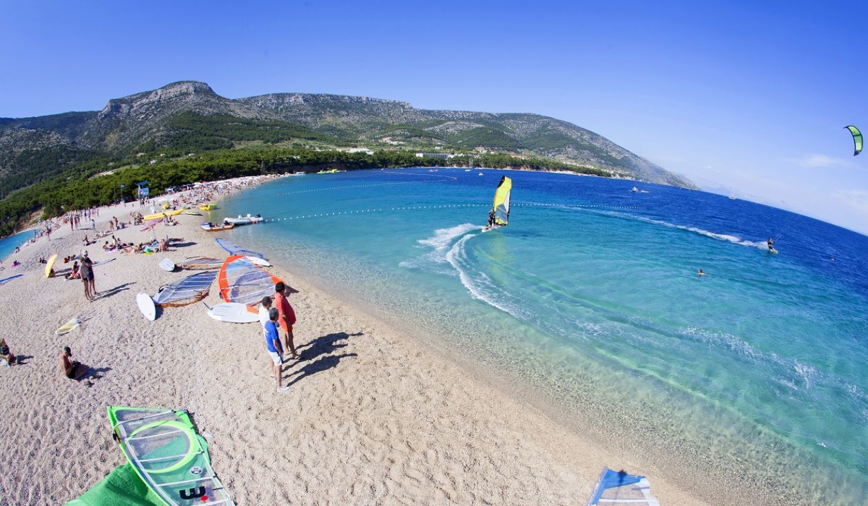 Do you know what kitesurfing is and why you should try it in Bol?