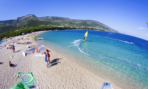 Do you know what kitesurfing is and why you should try it in Bol?